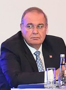 Faik Öztrak